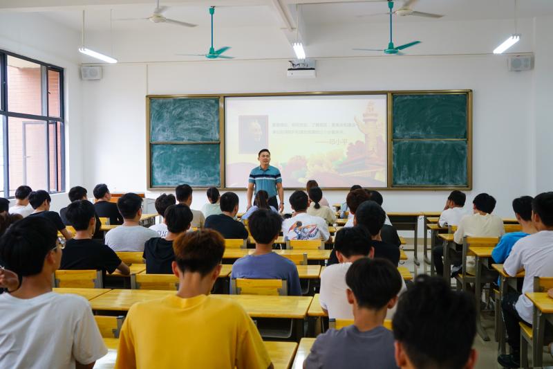 陈礼彬同志为软件1931班上党课现场.jpg