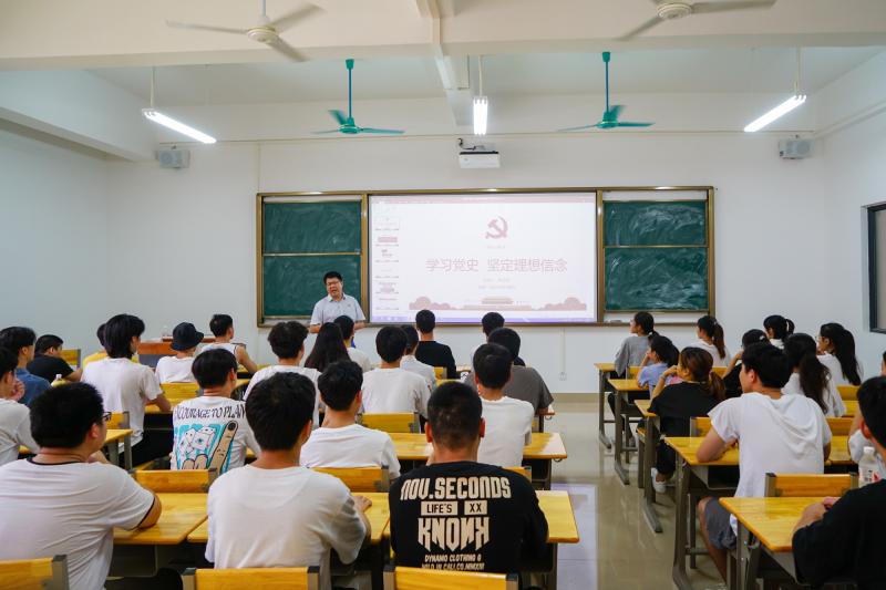 张忠坚同志为网络1932班学生上党课.jpg