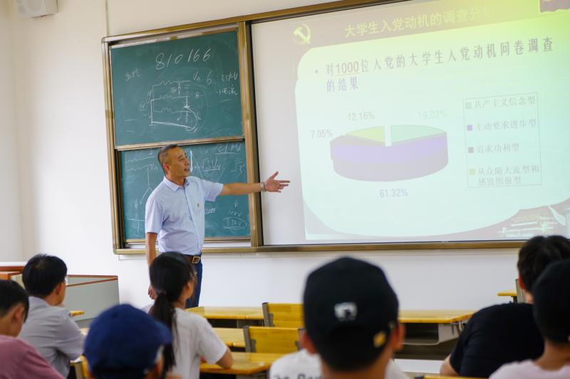 周伟敏同志为网络1933班、软件1932班学生上党课.jpg