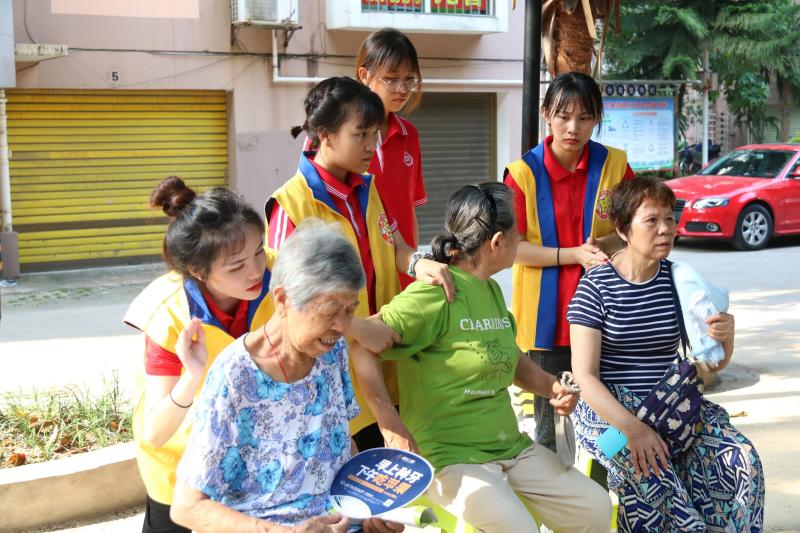 为社区居民按摩.jpg