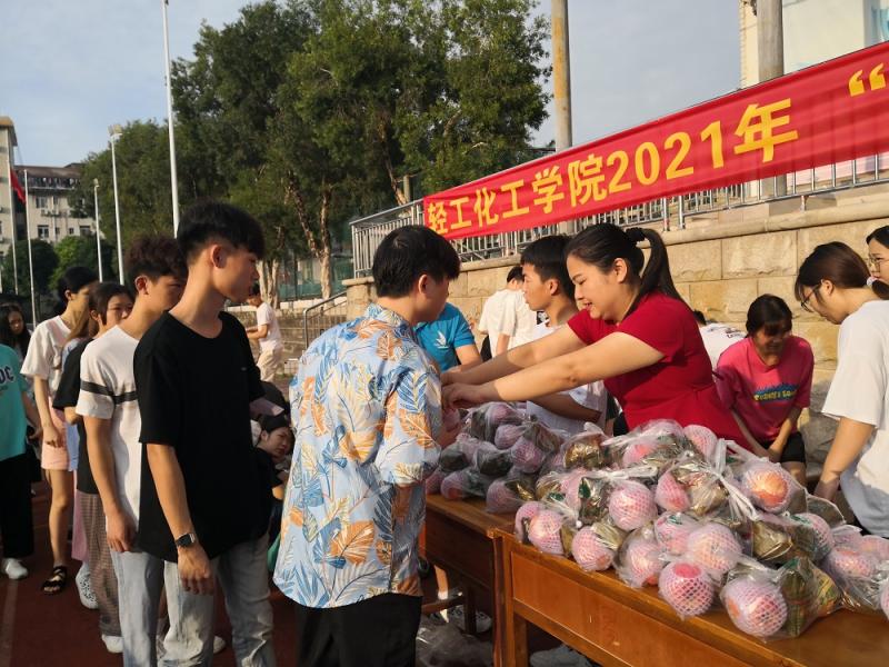 尹丽副书记给学生发慰问品 1000.jpg