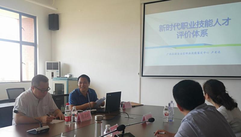 卢有连副主任详细解读政府各项政策文件.jpg