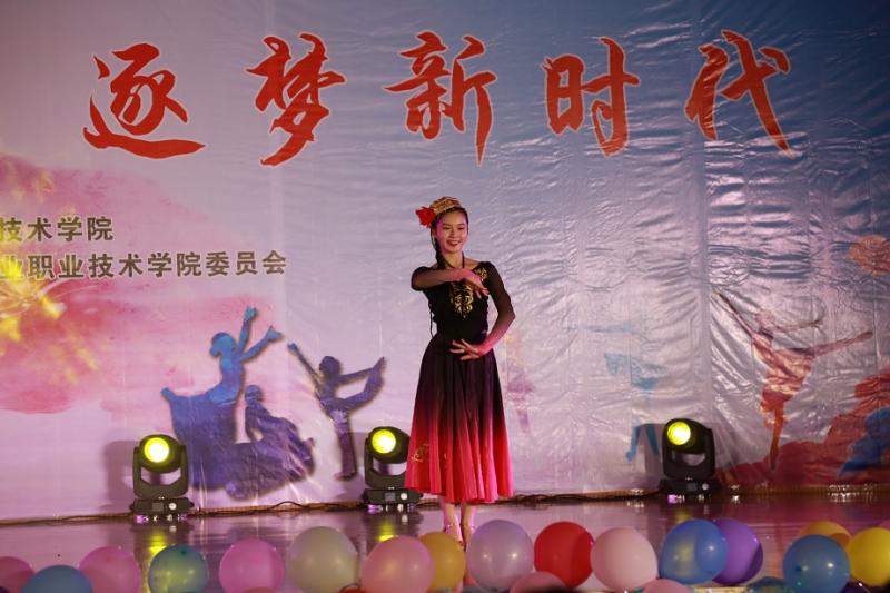 舞蹈《维吾尔族组合》小尺寸.jpg