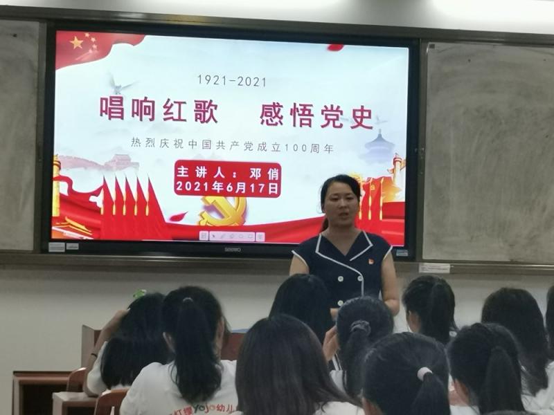 马克思主义学院教师二支部党员教师邓俏老师给学生上党课.jpg