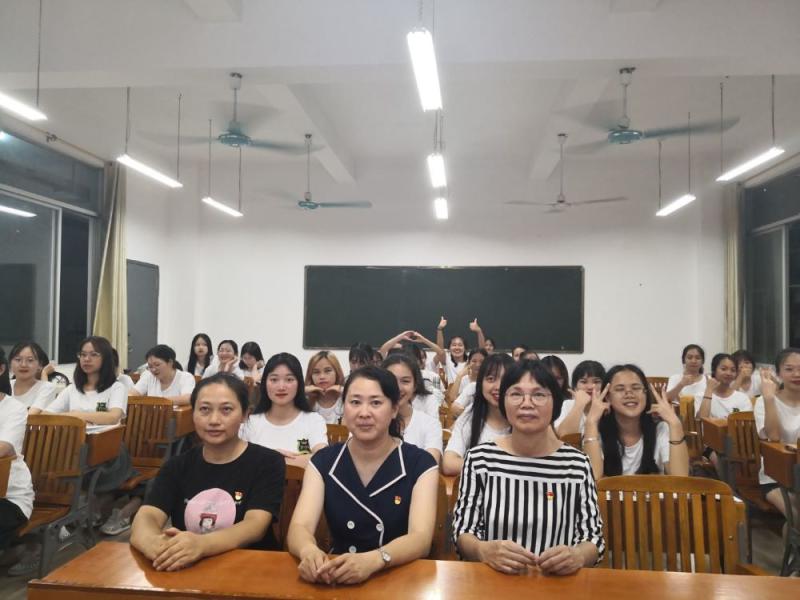 马克思主义学院教师二支部党员教师与学生合影.jpg