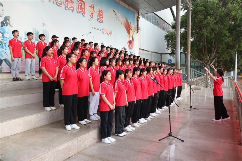 学生代表歌唱《唱支山歌给党听》.jpg