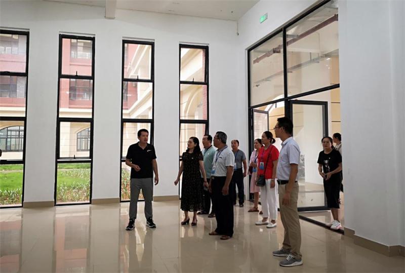 参观学院办学场所.jpg