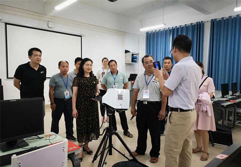 智能制造学院向社区人员解说3d打印实训操作.jpg
