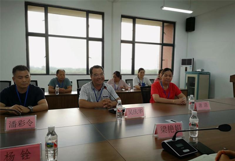 定罗社区党支部书记吴庆华交流互动.jpg