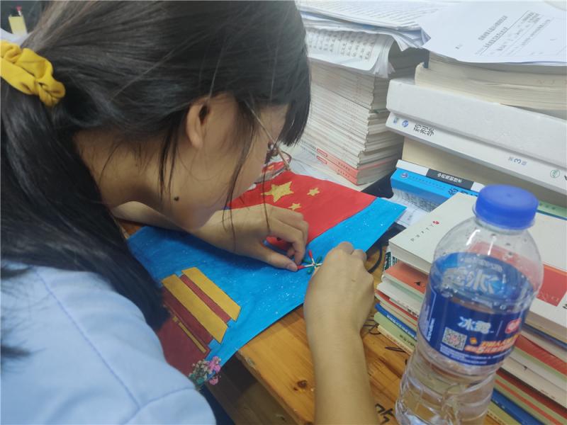 参赛选手认真制作作品.jpg