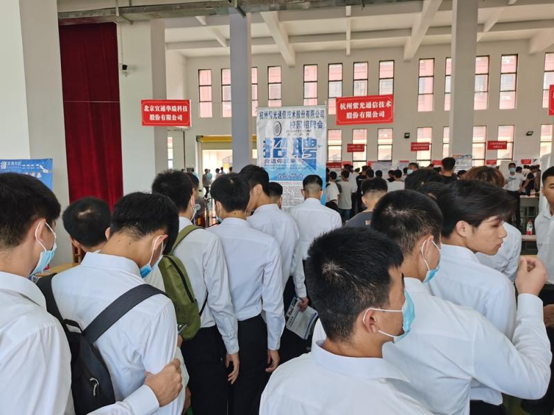 不畏炎热，学生踊跃应聘.jpg