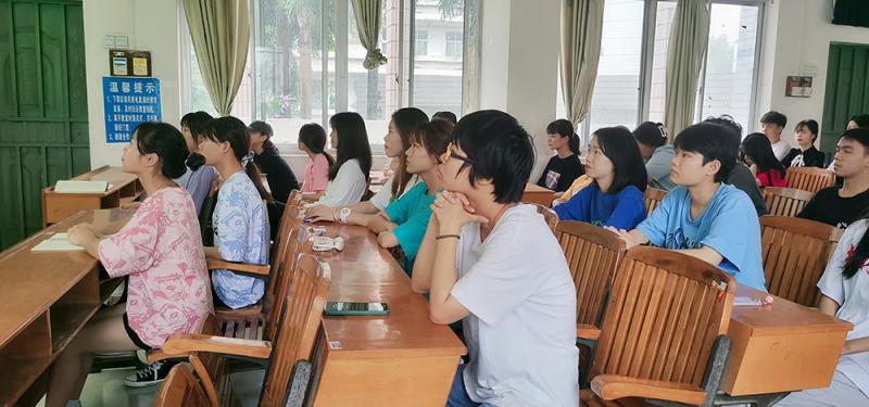 学生认真聆听8.jpg