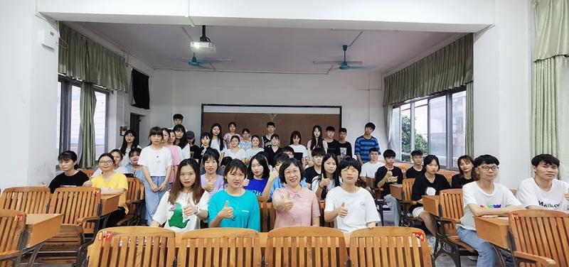 黄东院长与学生合影.jpg
