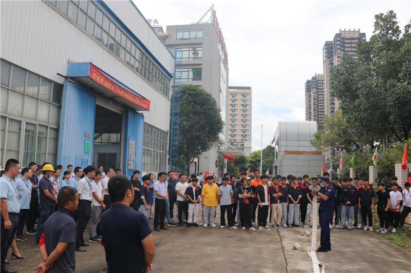 学习使用消防设备.jpg