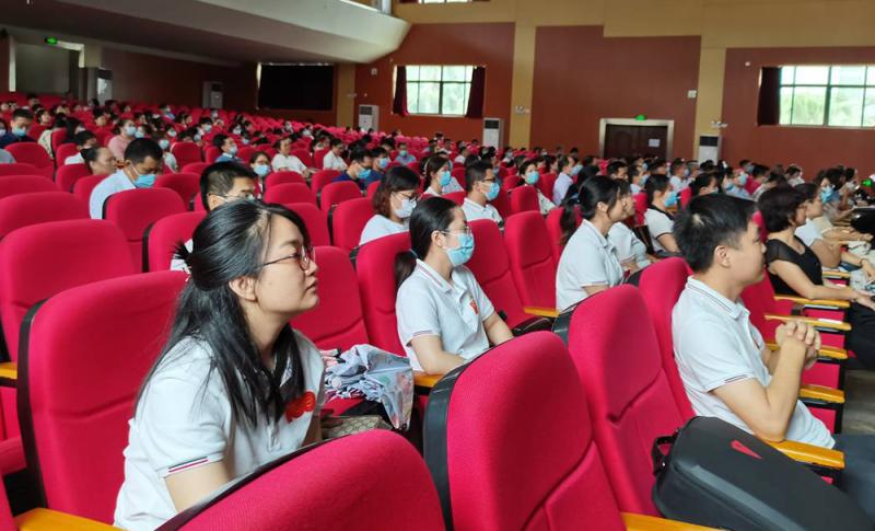 1-参加学校集中收看建党百年大会直播活动.jpg
