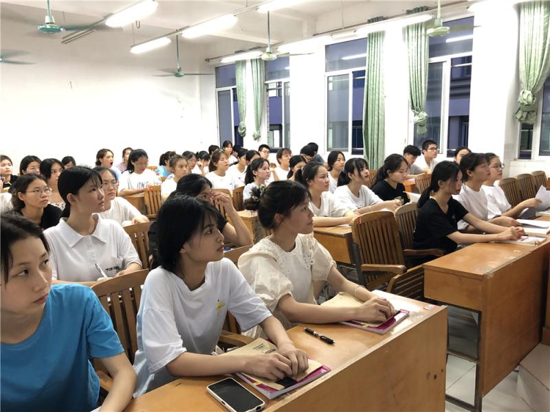 青年团员认真学习.jpg