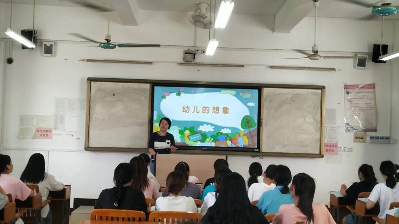 图2 石媛同志授课中.jpg