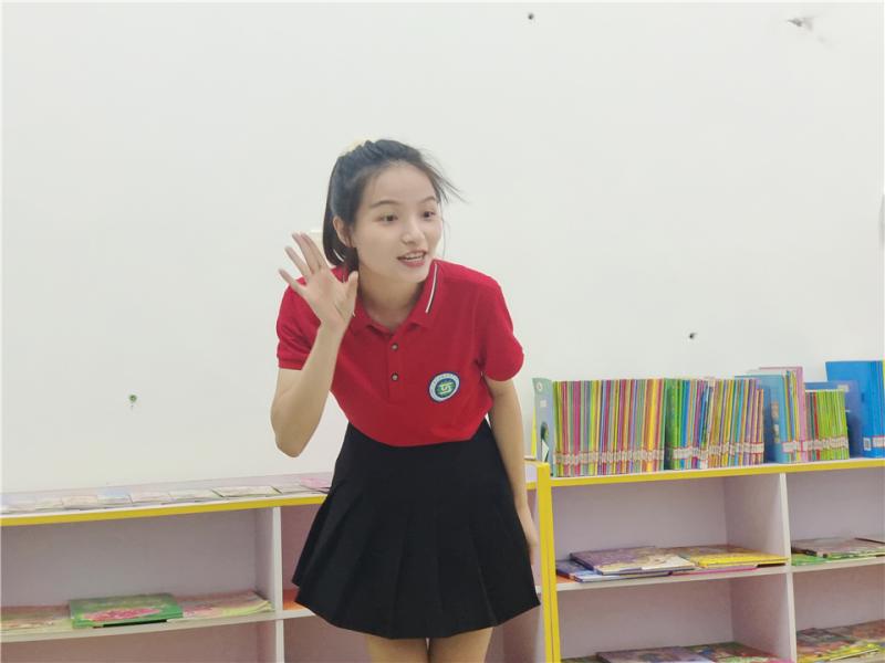 学前教育专业学生正在绘声绘色讲红色故事.jpg