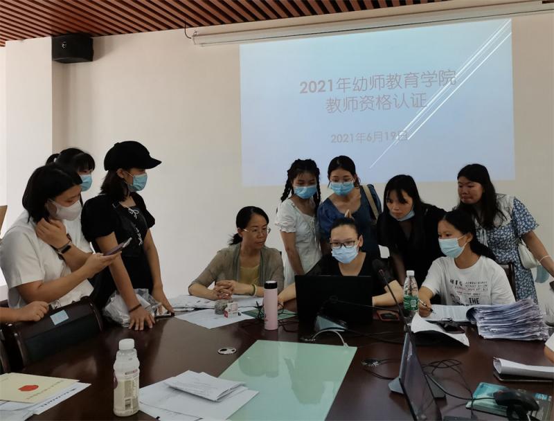 图2：语文教育学生进行教师资格证现场确认.jpg