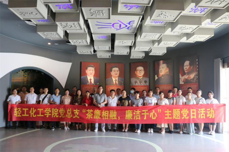 全体教职工合影留念.jpg