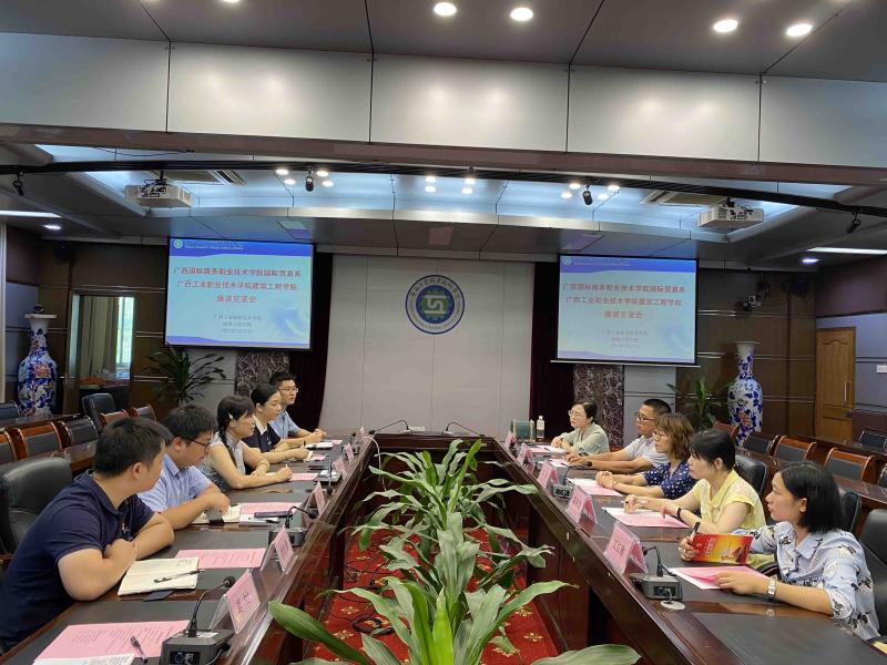 座谈会现场（小尺寸）.jpg