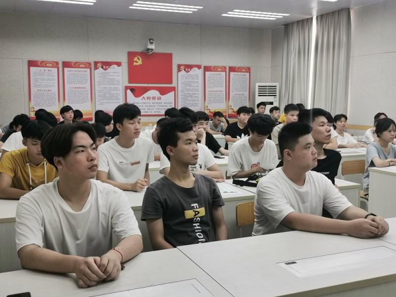 2.同学们认真听课.jpg