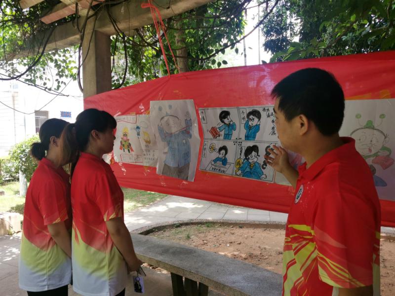 学生参观展出作品.jpg