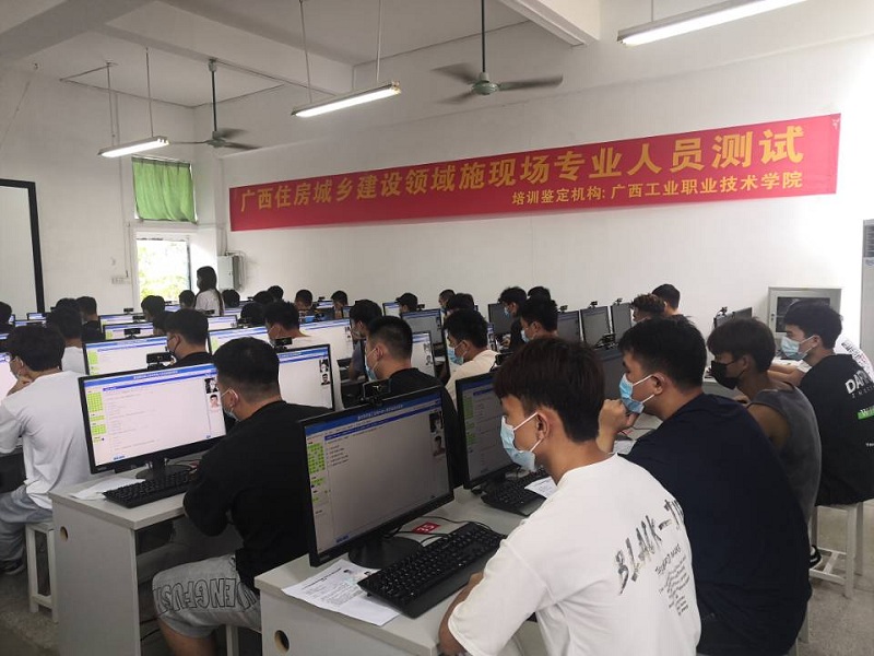 学生在认真答题（小尺寸）.jpg