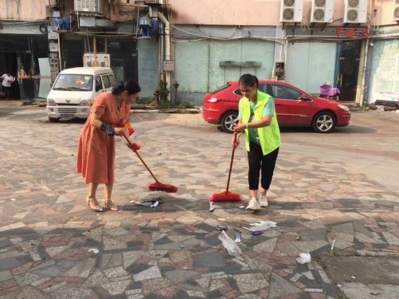 图二：何老师和社区的杨主任在打扫卫生.jpg