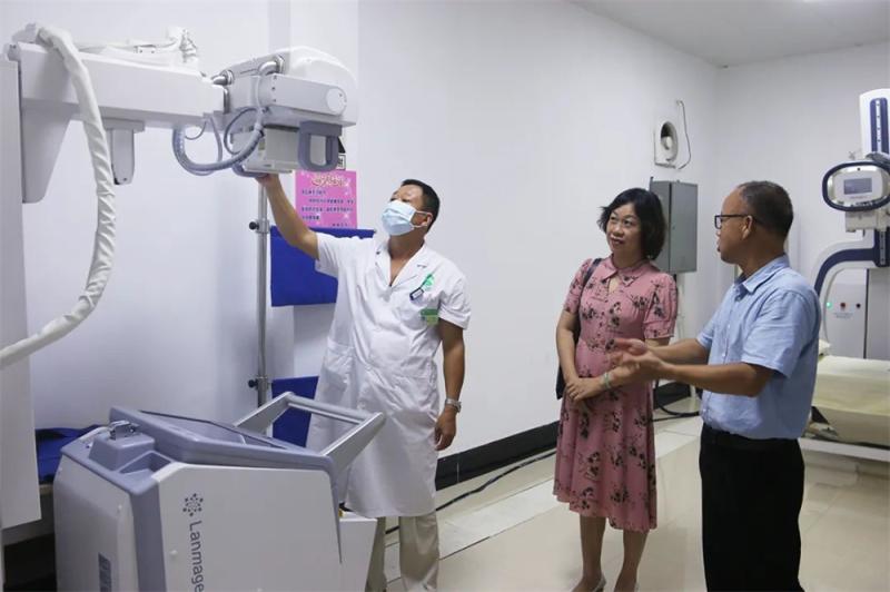 参观数字化X射线摄影系统及移动DR.jpg
