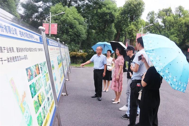 吴盛强副院长带领医药健康学院领导教师参观.jpg
