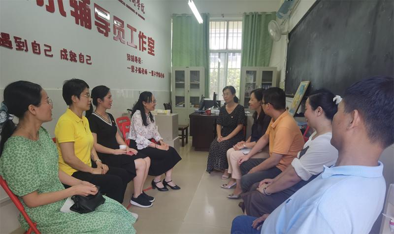 C:UserscfbDesktop\u6700新-2021.9.3工业设计学院《青秀区凤岭北社区党委到工业设计学院进行党建共建项目合作交流》\u6700新-2021.9.3工业设计学院《青秀区凤岭北社区党委到工业设计学院进行党建共建项目合作交流》-凤岭北社区党委陆书记一行在小小辅导员工作室参观交流.jpg