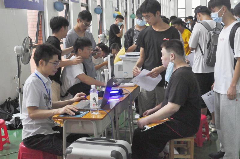 进行现场入学核验.jpg