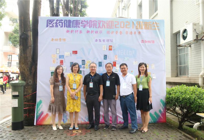 副校长卿臻在签名墙为新生写寄语.jpg