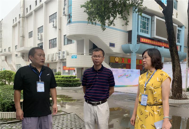 学校纪委书记冯以宜现场指导工作.jpg