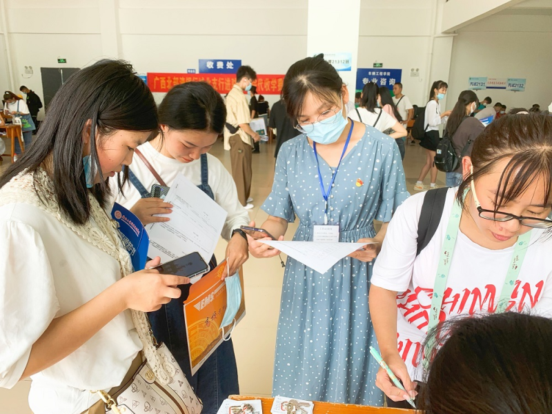 图2学生辅导员指导学生报到.png