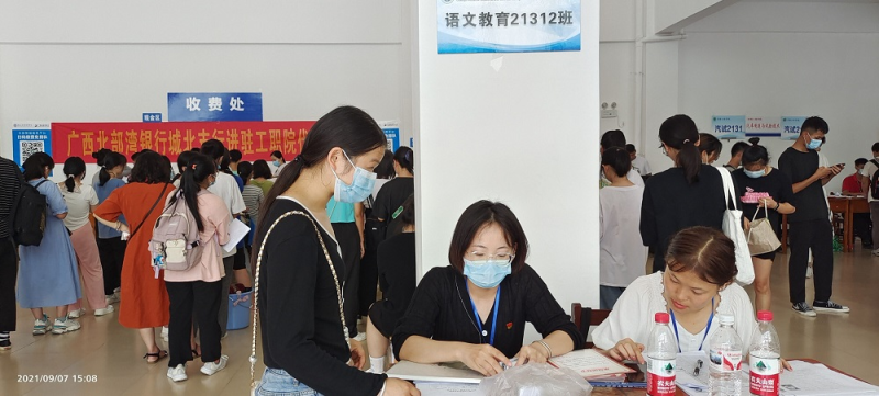 图3学生辅导员指导学生报到.png
