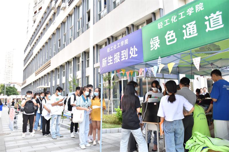 轻工化工学院大本营迎新现场.jpg