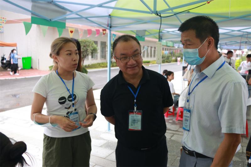 学校副校长卿臻和学生处处长龚树强深入轻工化工学院迎新点指导工作.jpg