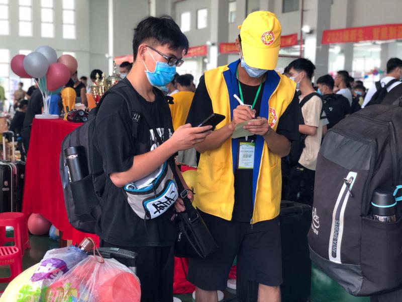 志愿者为新生登记行李.jpg
