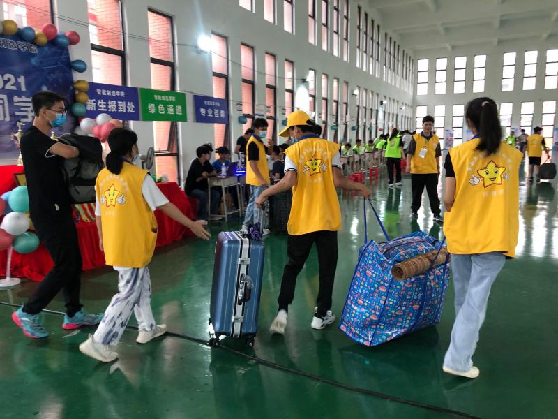 热情接待新生.jpg
