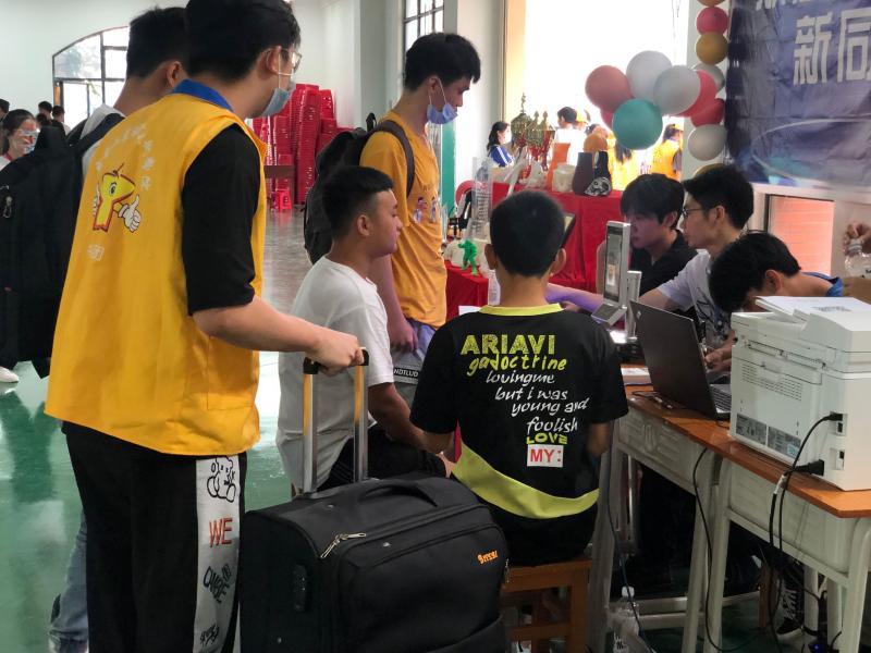 协助新生办理报到手续.jpg