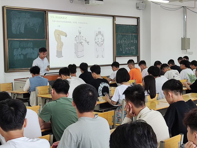 机器人专业介绍现场.jpg