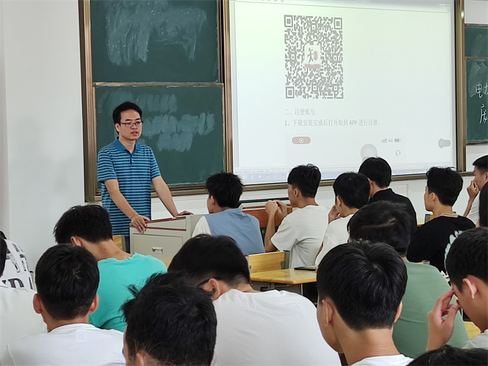 吴坚副院长为新生做专业介绍.jpg