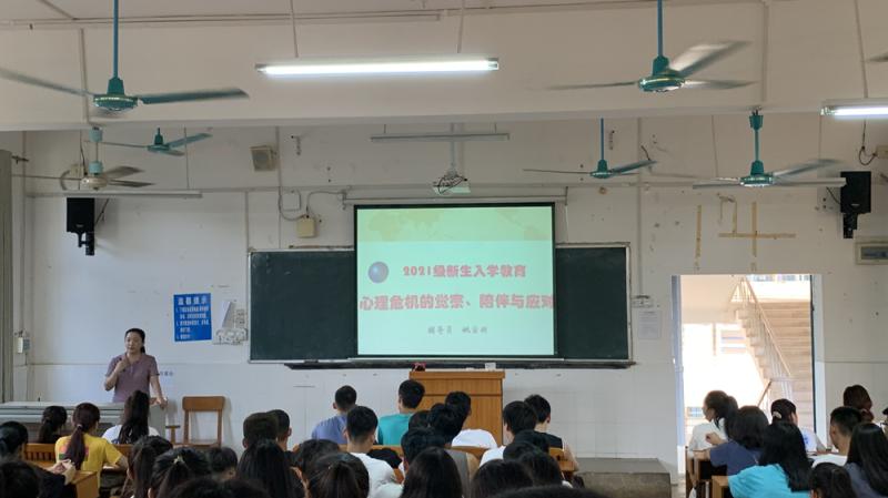 姚老师在讲课（小图）.jpg