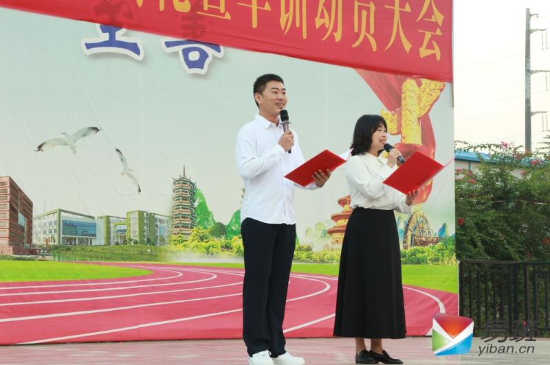 图一：幼师教育学院叶璐老师、覃家诚老师领诵.jpg