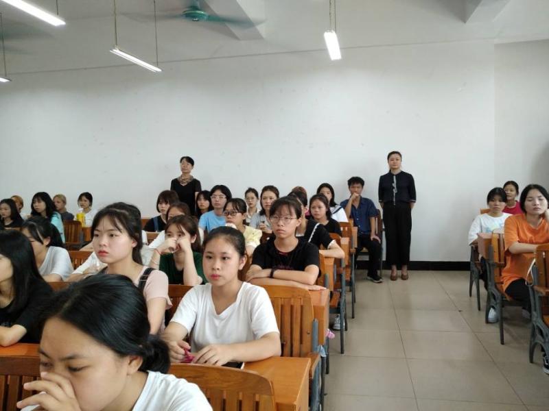 图4：学院领导对专业介绍会进行巡视指导.jpg