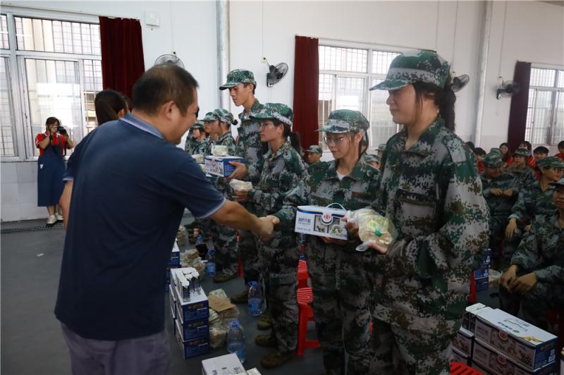 发放慰问品.jpg