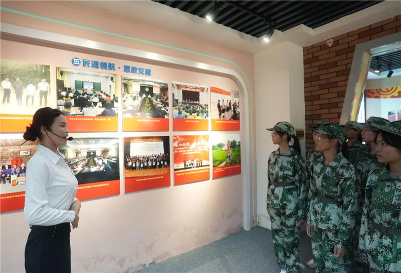 校史馆参观一.jpg