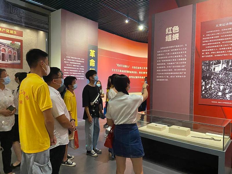 参观广西革命历程文物图片展(小尺寸).jpg
